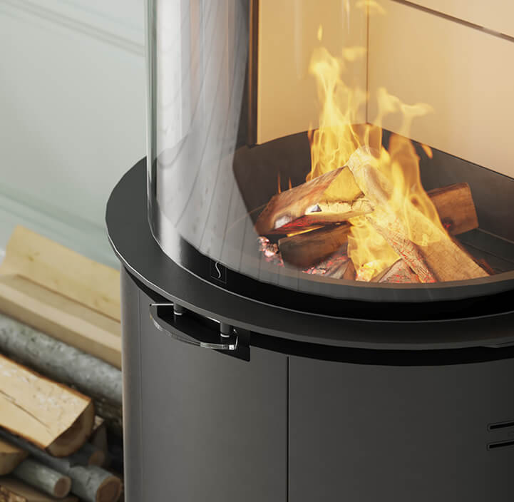 Detailabbildung des schwarzen Kaminofens Scan 87 mit Glasgriff und Holz im Hintergrund