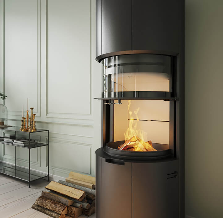 Detailbild des schwarzen Holzofens Scan 87 mit Hubtür in einem hellgrünen Raum mit schwarzem Aluminiumregal und Holz im Hintergrund