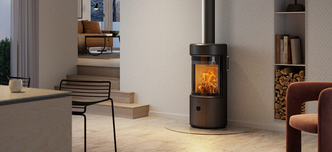 Kleiner Holzofen Scan 67-1000 in einem hellen skandinavischen Kücheninterieur