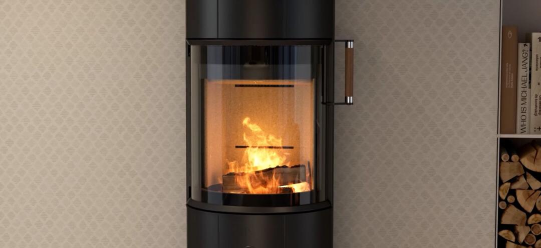 Schwarzer Kaminofen Scan 67-1300 mit Eichengriffen vor einer beige karierten Tapete mit einem Feuer im Kamin