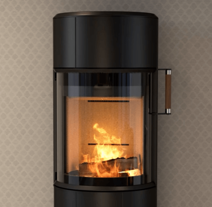 Nahaufnahme des schwarzen runden Holzofens Scan 67 mit Flammen vor einer Wand mit beige karierter Tapete