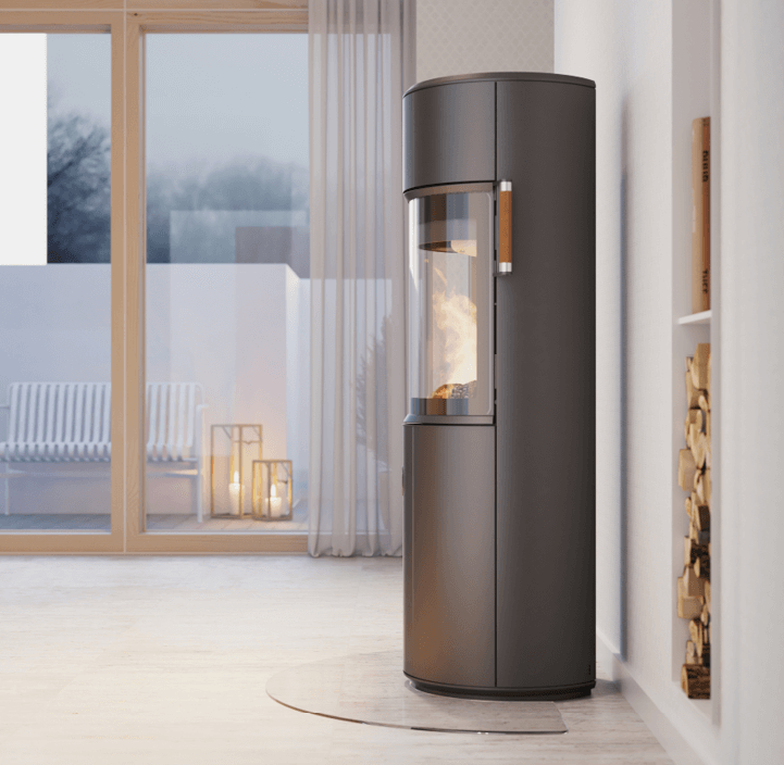 Holzofen mit D-Form Scan 67 von der Seite in einem hellen skandinavischen Interieur