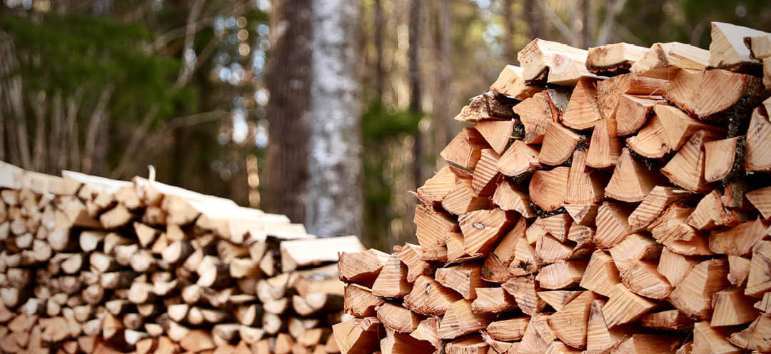 Holzstapel im Freien