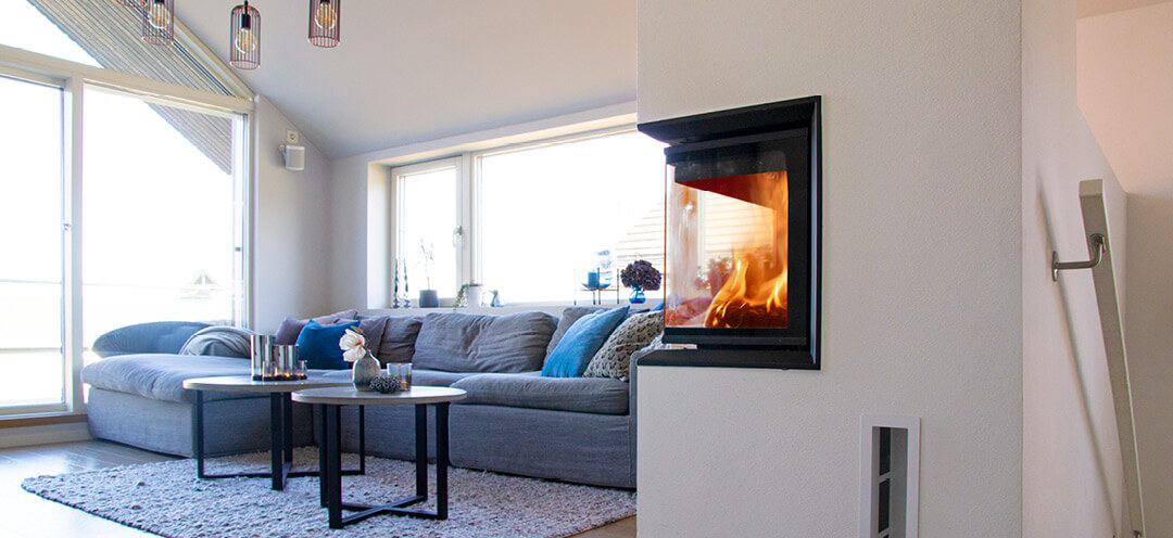 Graues Sofa in modernem weißen Haus mit großem weißen Kamin Scan 5003 FR mit Flammen