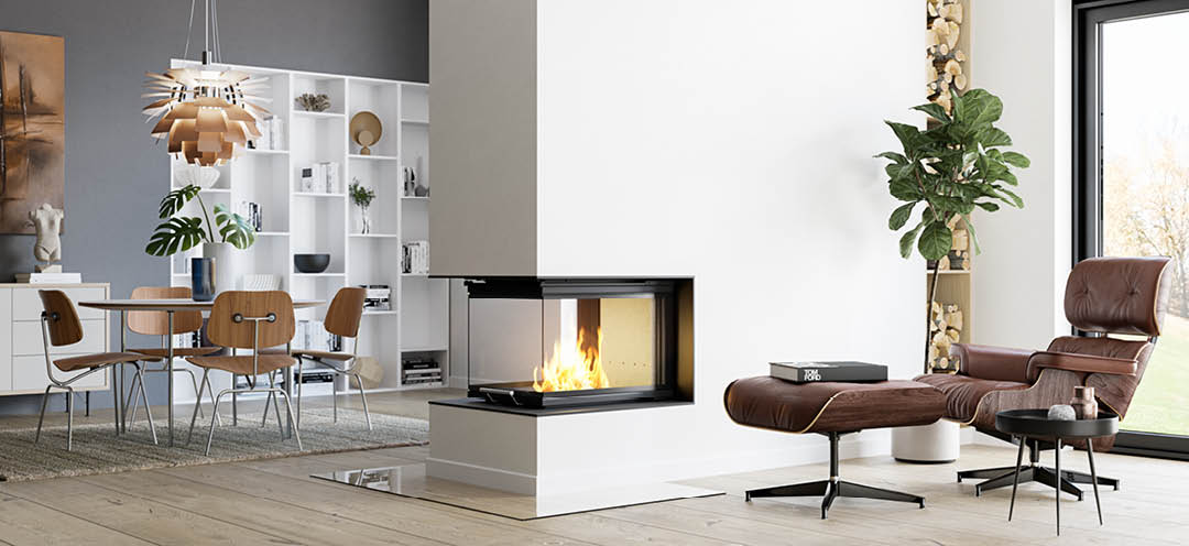 Großer Kamin Scan 5005 FRL als Raumteiler mit Glas an drei Seiten und Tür mit Hebefunktion im Wohnzimmer mit Esszimmer und blauer Wand dahinter