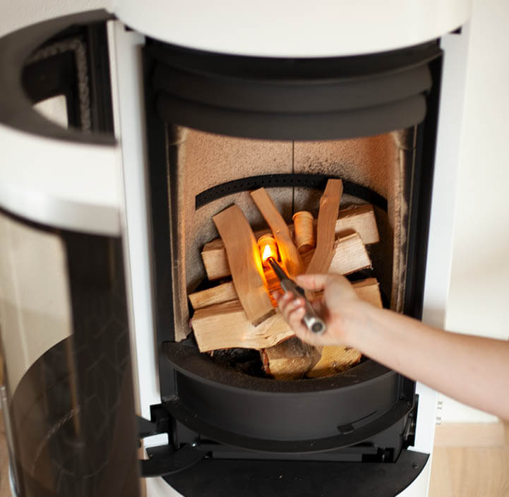 Nahaufnahme in einem Kamin, wie Sie das Feuer stapeln