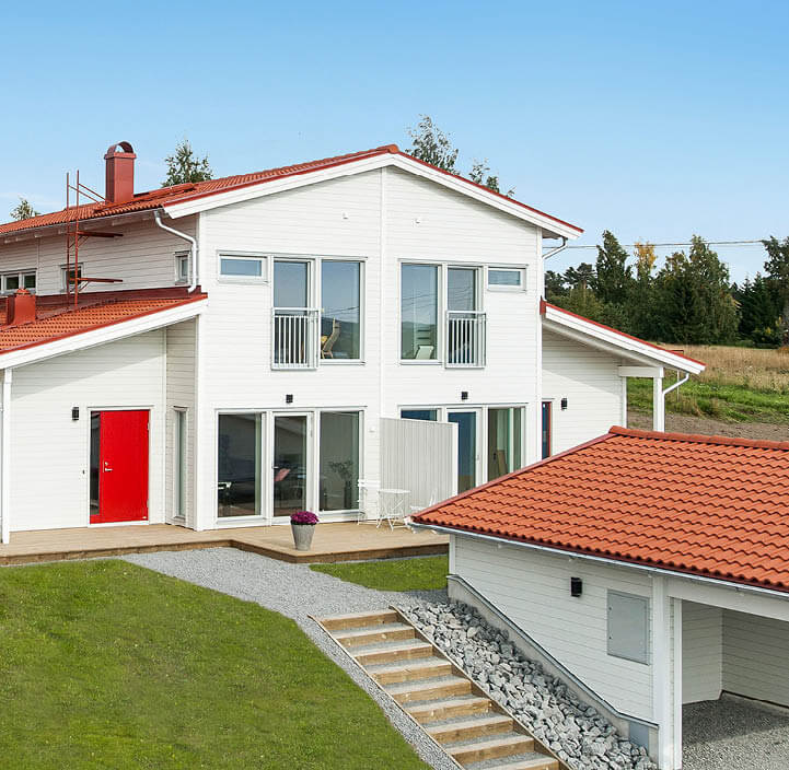 Doppelhaushälfte im Weißen Haus mit orangefarbenem Dach und Carport