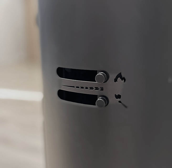 Die Seite des schwarzen Scan 68-Holzofens mit intuitiver Luftsteuerung