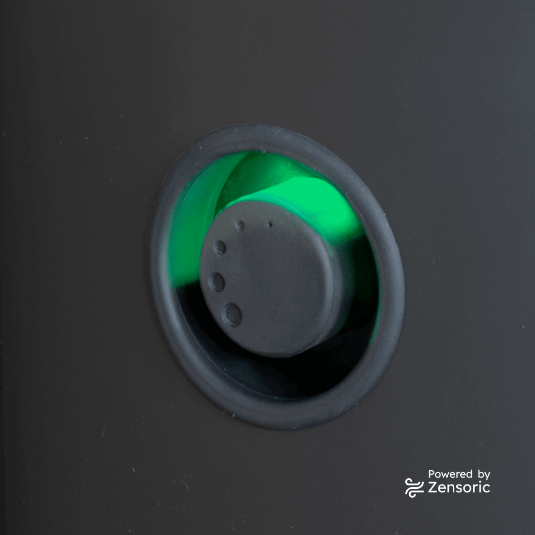 Leuchtender Zensoric-Knopf an der Scan 67 Serie, zeigt Hinweis auf Holz nachlegen und intelligente Verbrennungssteuerung.