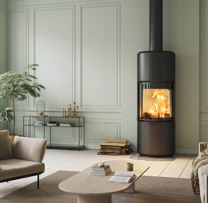 Großer schwarzer Kamin Scan 87 In einem hellgrünen Raum mit hellen Designmöbeln, einem schwarzen Konsolentisch und einer großen Pflanze in der Ecke