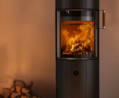 Brennende Flammen im Scan 67 Kaminofen, spenden Licht, Wärme und Geborgenheit im skandinavischen Design