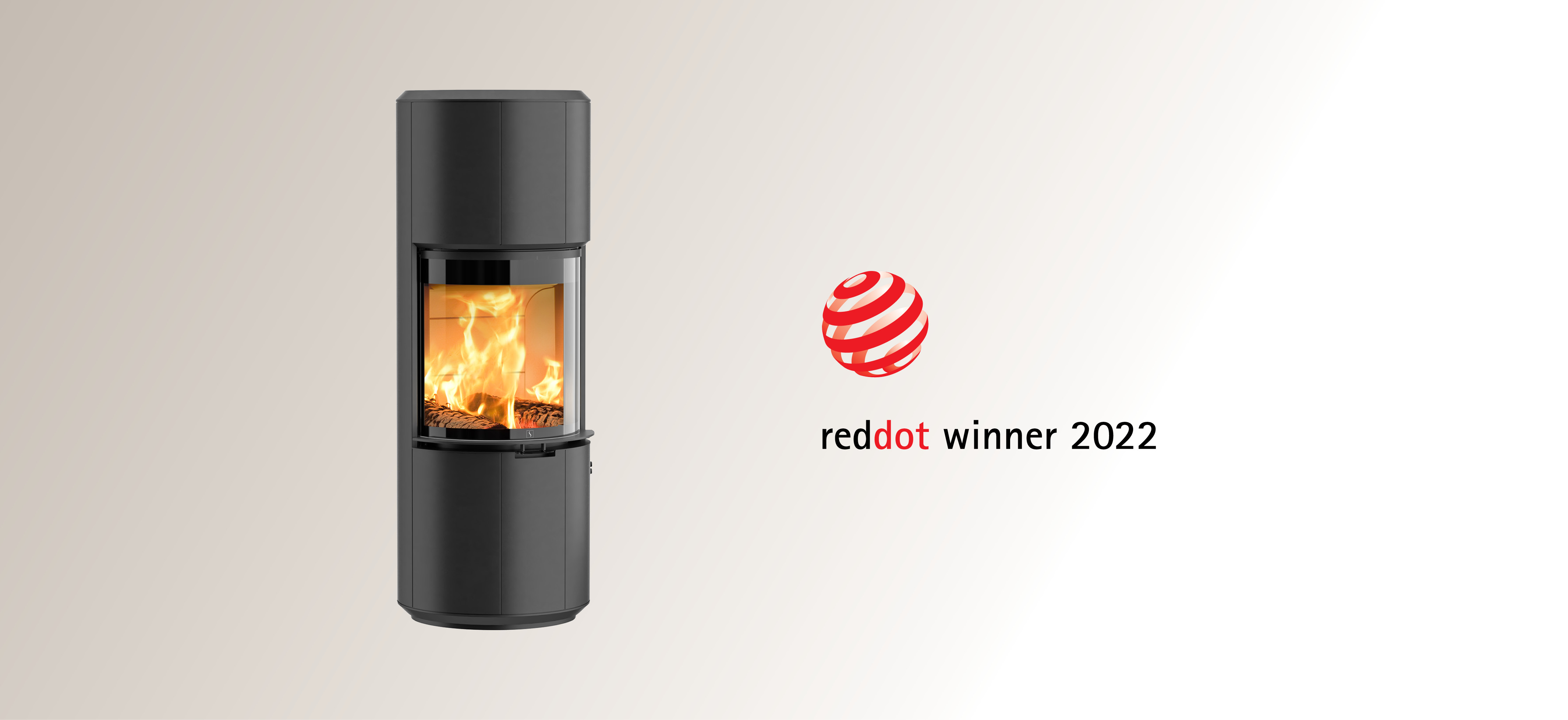 Schwarzer Kamin Scan 87 und Protokoll Red Dot Award Winner 2022 auf einem abgestuften Hintergrund in warmer grauer Farbe
