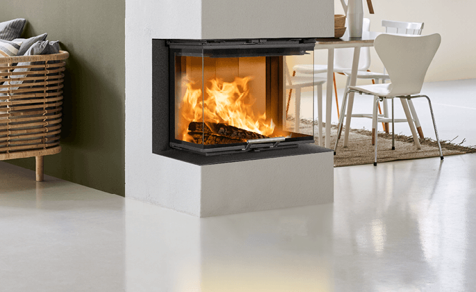 Kamineinsatz Scan 5004 FRL in einem hellen Raum mit grüner Wand