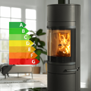 Schwarzer Kaminofen mit brennendem Feuer, Energieeffizienz-Skala A-G zeigt Emissionsklassen. Symbol für umweltfreundliches Heizen