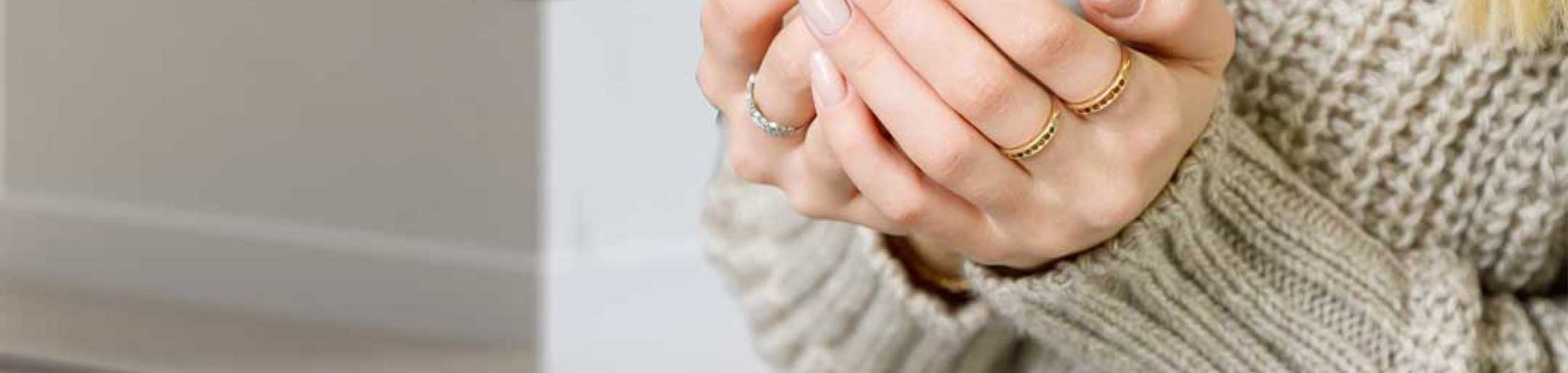 Dame mit beigem Pullover hält weiße Tasse mit diffusem Kamin Scan 5005 FRL im Hintergrund