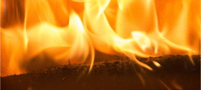 Nahaufnahme von brennendem Holz