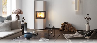 Weißer Kamin Scan 5006-S in einem weißen Wohnzimmer mit dunklem Boden und hellen Möbeln