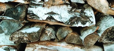 Holzstapel mit Birkenholz