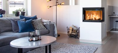 Graues Sofa in modernem weißen Haus mit großem weißen Kamin Scan 5003 FR mit Flammen