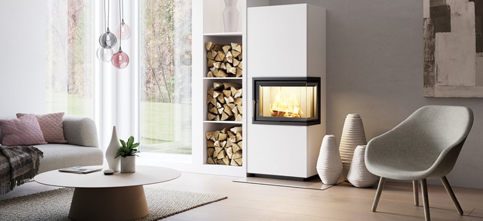 Brennender Kamin im Wohnzimmer mit Stuhl und großen Fenstern