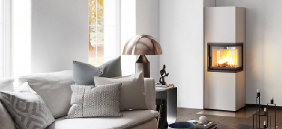 Weißer Kamin Scan 5006-S in einem weißen Wohnzimmer mit dunklem Boden und hellen Möbeln