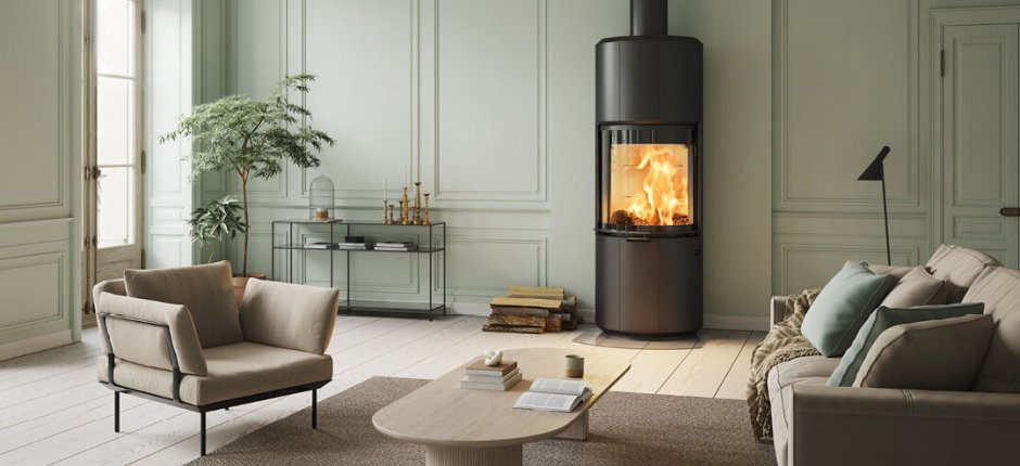 Der schwarze Kamin steht wandnah im modernen Designzimmer 