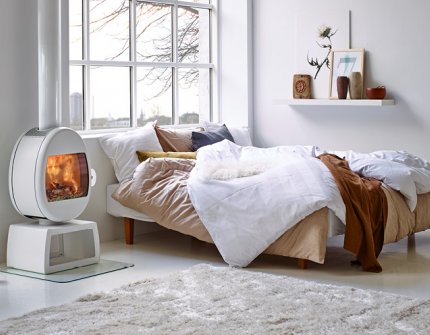 Weißer Ofen Scan 66 in einer weißen Einraumkabine neben einem Bett und einem Holzschreibtisch