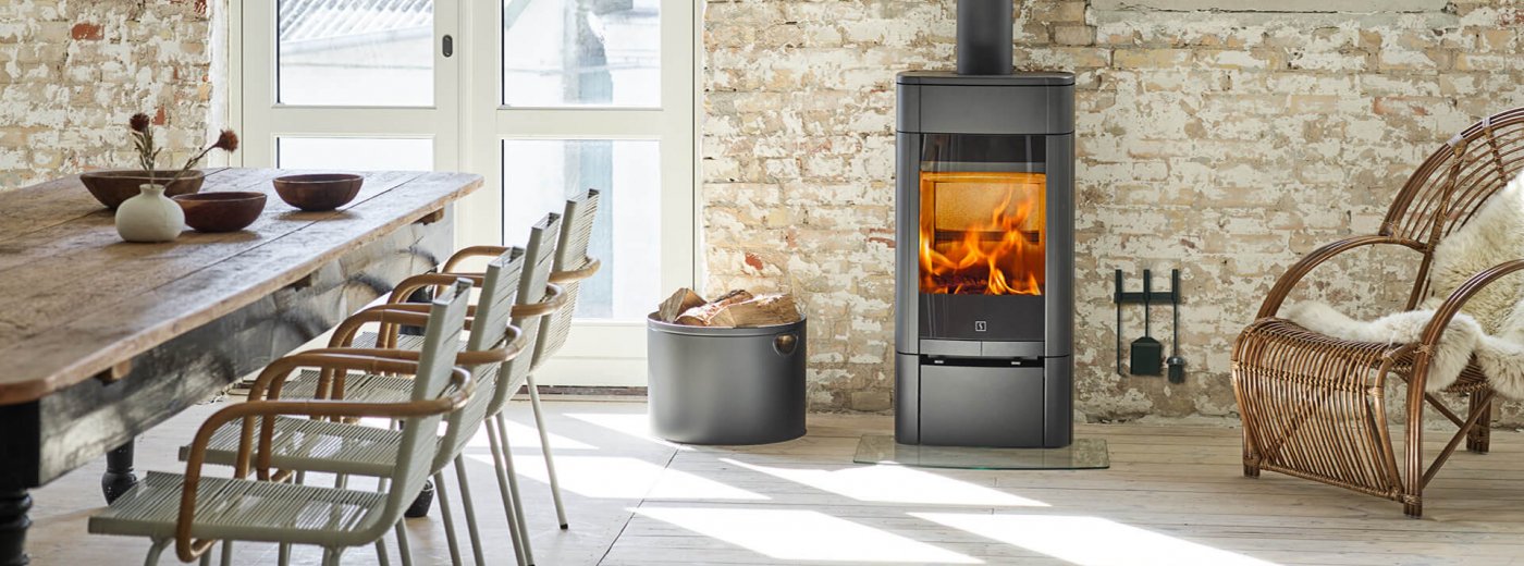 Scan 65-1 im skandinavischen Interieur vor einer hellen Ziegelwand