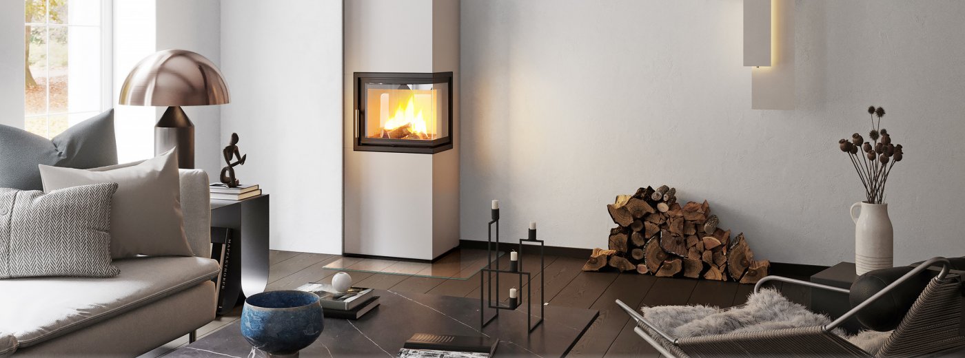 Weißer Kamin Scan 5006-S in einem weißen Wohnzimmer mit dunklem Boden und hellen Möbeln