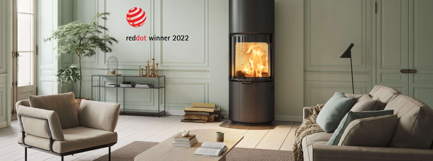 Schwarzer Kamin Scan 87 und Protokoll Red Dot Award Winner 2022 in hellgrünem Interieur mit hellbraunem Sofa und Sessel