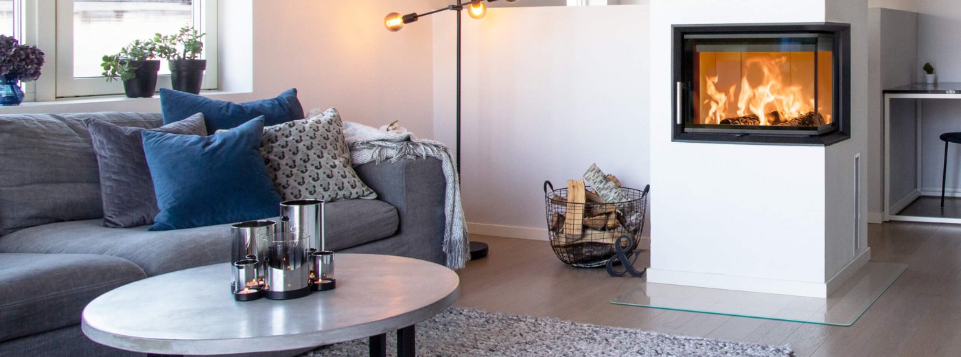 Graues Sofa in modernem weißen Haus mit großem weißen Kamin Scan 5003 FR mit Flammen