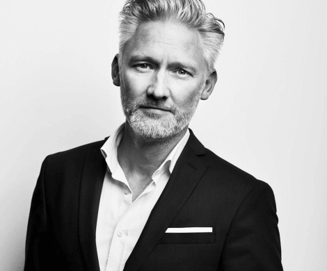 Porträt des dänischen Industriedesigners Niels Kjeldsen, verantwortlich für das elegante skandinavische Design der Scan 67 Serie